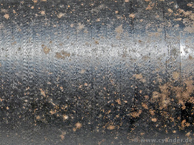 Schimmelpilzbefall auf einer schwarzen Wachswalze